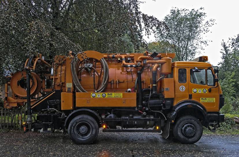 Sewer jetting vacuum truck on site